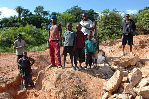 1200px-Child_labor,_Artisan_Mining_in_Kailo_Congo.jpg